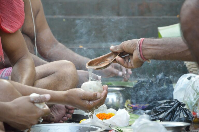 Pind Daan ritual at Jagannath Ghat, Kolkata — Pitru Paksha observance (Source: Wikimedia Commons)