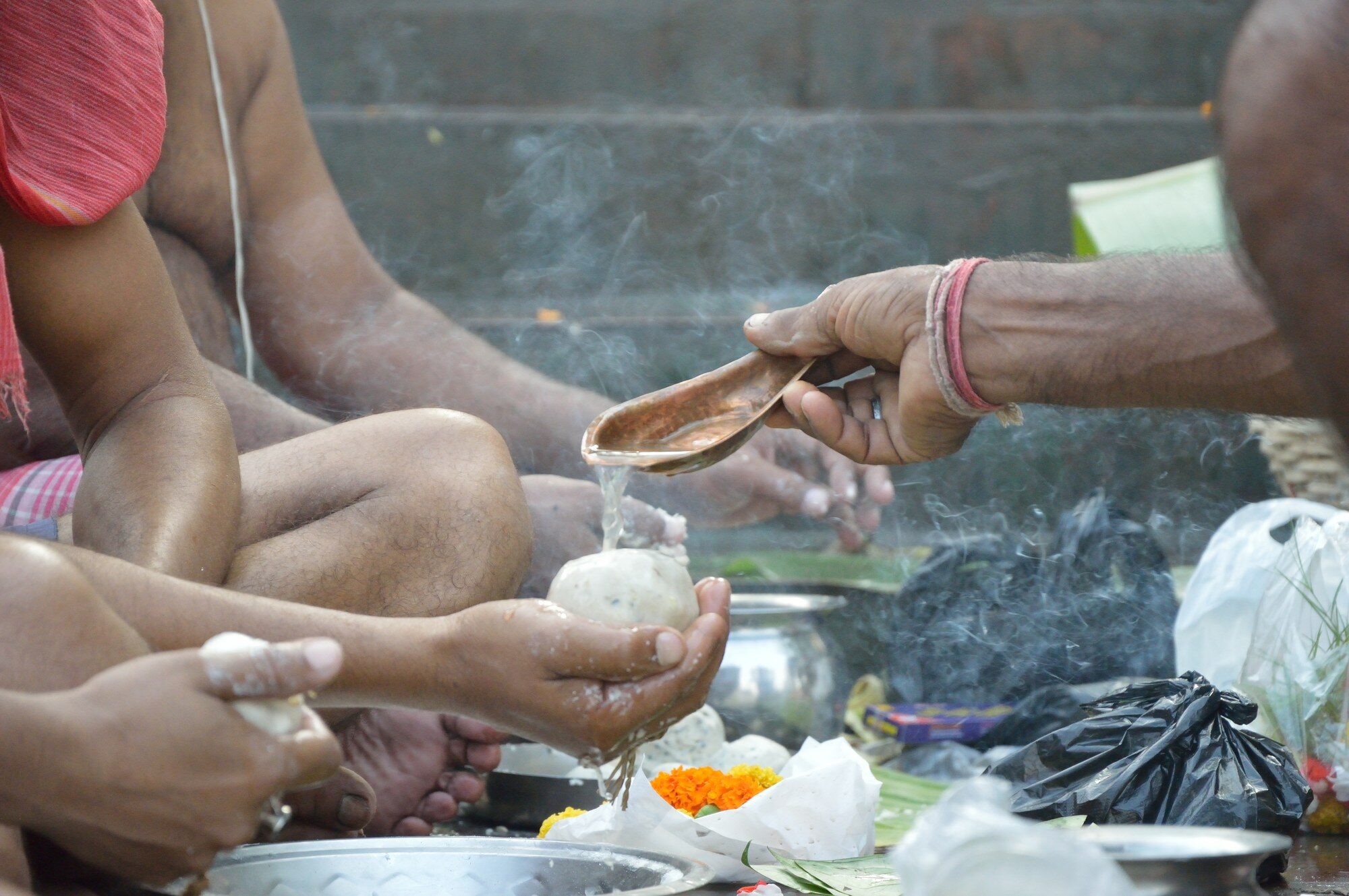 Pind Daan ritual at Jagannath Ghat, Kolkata — Pitru Paksha observance (Source: Wikimedia Commons)