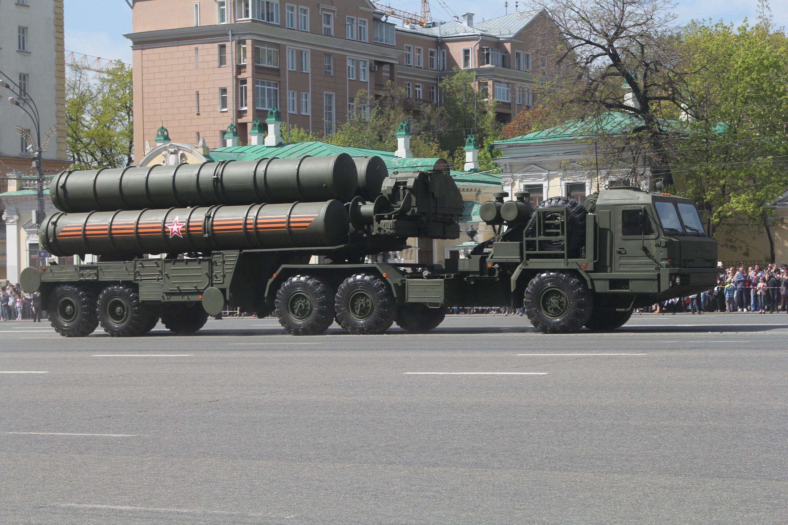 S-400 ट्रायम्फ का लॉन्चर वाहन, जिस पर मिसाइल ट्यूब लगे हैं