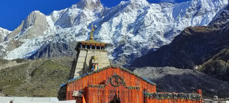The Kedarnath temple below the snow peaks of the Garhwal Himalaya. Photo: Nehasnaps0306, CC BY-SA 4.0, via Wikimedia Commons.