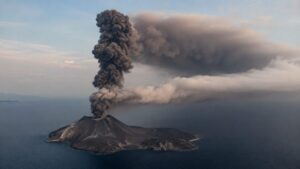 Anak Krakatau emitting two ash clouds at different altitudes over the Sunda Strait