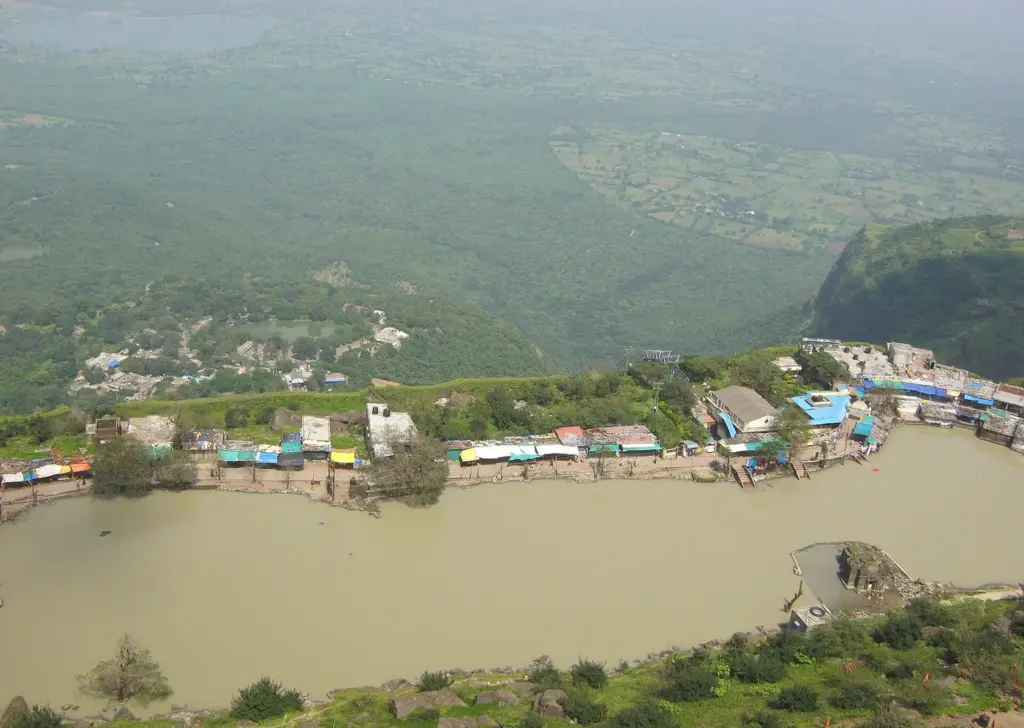 Pavagadh hill rising above the Champaner plain in Gujarat. Photo: Sagar Parmar, CC BY-SA 4.0, via Wikimedia Commons.