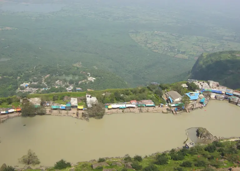 Pavagadh hill rising above the Champaner plain in Gujarat. Photo: Sagar Parmar, CC BY-SA 4.0, via Wikimedia Commons.