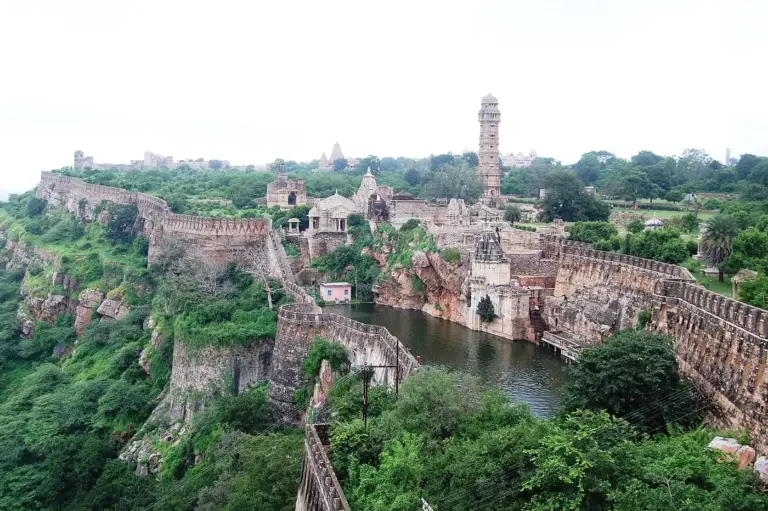 The ramparts, palaces and Vijay Stambh of Chittorgarh fort seen from above. Photo: Ssjoshi111, CC BY-SA 3.0, via Wikimedia Commons.