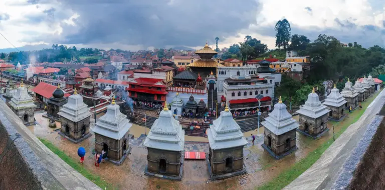 The Pashupatinath temple complex on the Bagmati river in Kathmandu. Photo: Nabin K. Sapkota, CC BY-SA 4.0, via Wikimedia Commons.