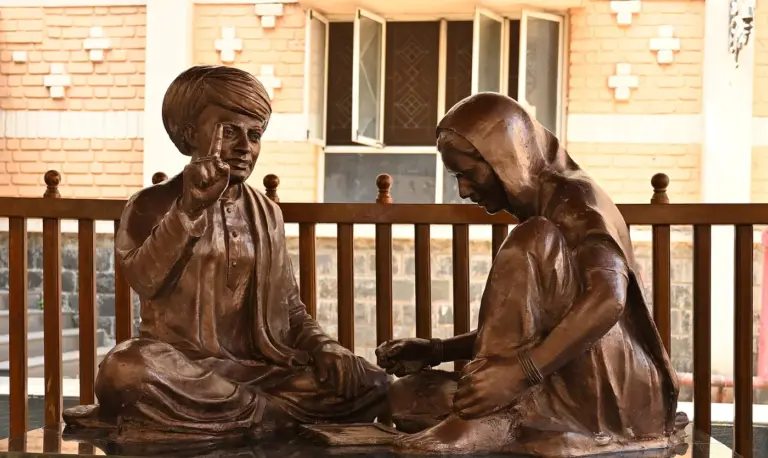 Statue of Jyotirao and Savitribai Phule at Phule Wada in Pune. Photo: Wander-earth, CC BY-SA 4.0, via Wikimedia Commons.