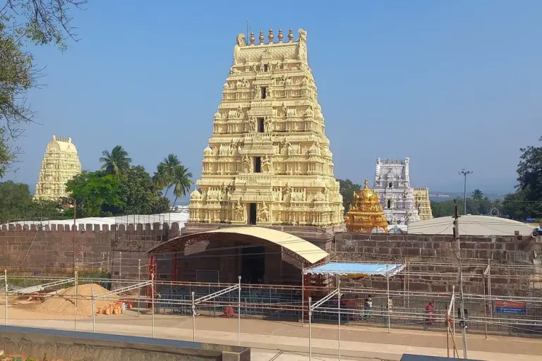 The west gopuram of the Srisailam temple complex with the Bhramaramba Devi shrine. Photo: Adityamadhav83, CC BY 4.0, via Wikimedia Commons.
