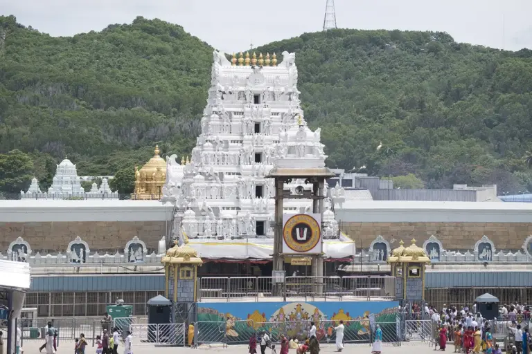 The Sri Venkateswara temple at Tirumala with its gopuram and the Tirumala hills behind. Photo: Nikhilb239, CC BY-SA 4.0, via Wikimedia Commons.