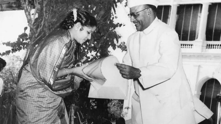MS Subbulakshmi receiving an award from Sri Prakasa, Governor of Madras, at Raj Bhavan in March 1955.
